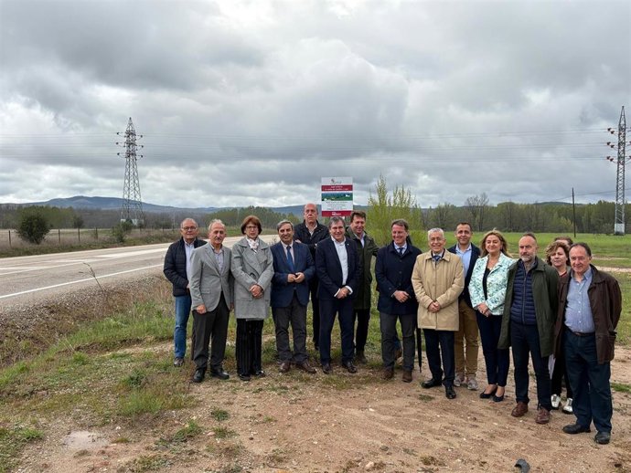 Las autoridades que han asistido al inicio de las obras de la variante de Salas.