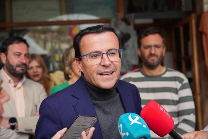 El secretario general del PSOE de Extremadura, Miguel Ángel Gallardo, atiende a los medios durante su visita a la Feria del Queso de Trujillo