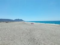Un agente fuera de servicio auxilia a un varón de 36 años que se ahogaba en la playa de Cabo de Gata (Almería)