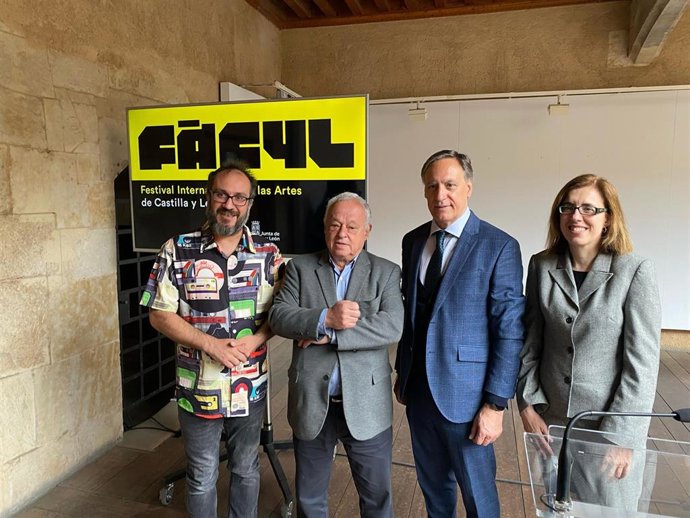 El consejero de Cultura, Gonzalo Santonja, en la presentación de la programación de la nueva edición de Fàcyl que llega a su 20 aniversario en Salamanca