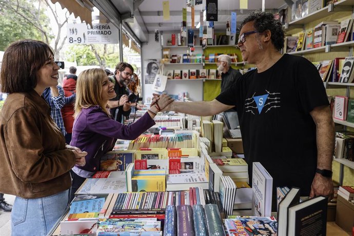 La ministra de Ciència, Innovació i Universitats, Diana Morant, visita la 60 Fira del Llibre de València, acompanyada per la delegada del Govern, Pilar Bernabé