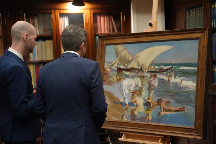 Una obra de Joaquín Sorolla en la Hispanic Society of America, amb el president de la Generalitat, Carlos Mazón, i el CEO de la Hispanic Society of America, Guillaume Kientz.