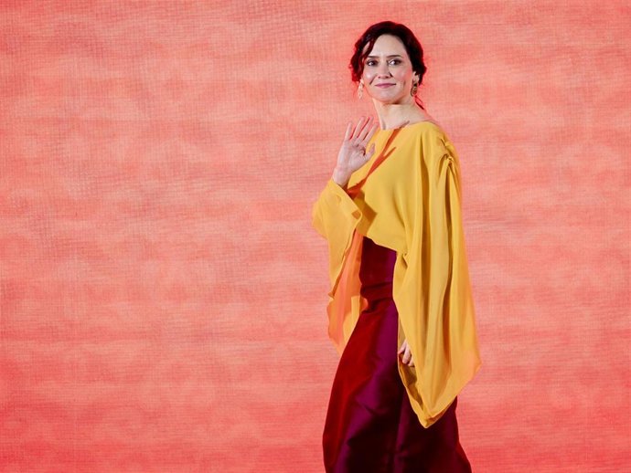 La presidenta de la Comunidad de Madrid, Isabel Díaz Ayuso, durante la entrega de las Grandes Cruces de la Orden del Dos de Mayo, en la Puerta del Sol de Madrid, a 2 de mayo de 2025, en Madrid (España).