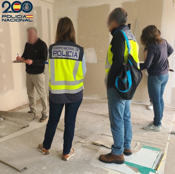 Agentes durante una de las inspecciones.