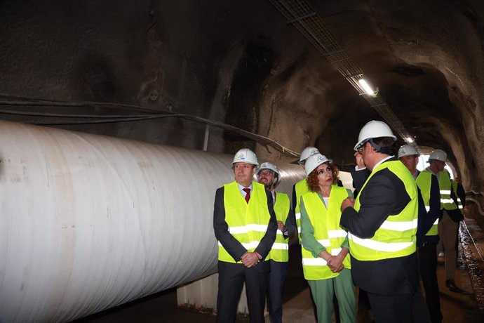 El presidente de la Diputación de Sevilla y del Consorcio de Aguas del Huesna, Javier Fernández y la vicepresidenta primera del Gobierno y ministra de Hacienda, María Jesús Montero, inauguran las obras de mejora de la eficiencia energética.