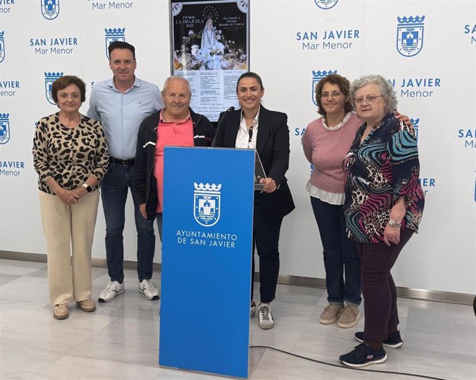La concejala de Fiestas, Isabel Madrid y el alcalde pedáneo de La Grajuela, Sergio Martínez, presentan las activiadades