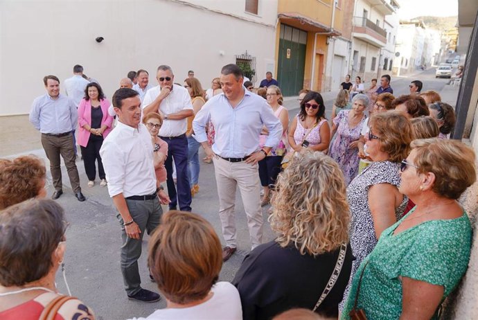 El presidente de la Diputación de Almería, Javier Aureliano García, durante una visita a Tíjola (Almería).