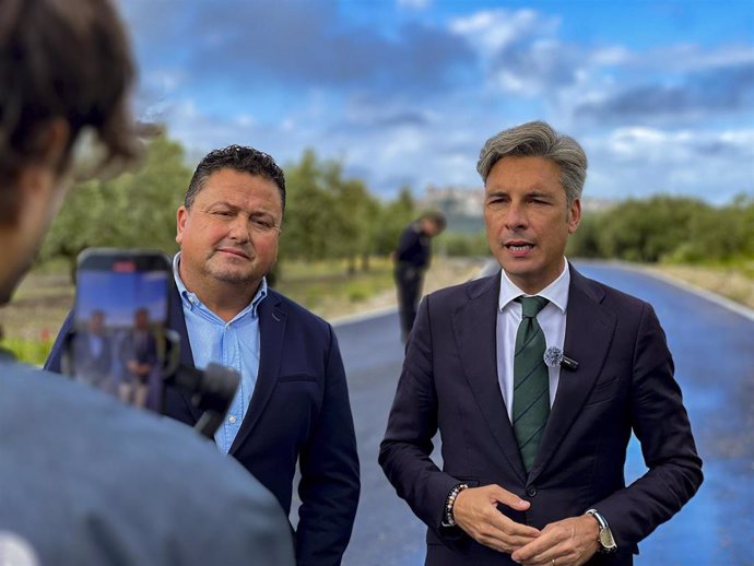 Andrés Lorite (dcha.) en el camino 'Mingo Hijo' de Montemayor, junto a Antonio García.