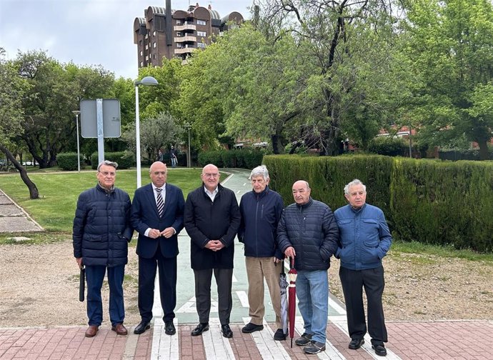 El alcalde de Valladolid, Jesús Julio Carnero, junto al subdelegado del Gobierno, Jacinto Canales, y representantes vecinales del barrio de Parquesol.