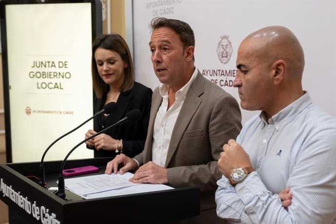 El primer teniente de alcalde en el Ayuntamiento de Cádiz, José Manuel Cossi, junto al teniente de alcalde de Mantenimiento Urbano, José Carlos Teruel, y la teniente de alcalde de Fomento, Turismo y Fiestas, Beatriz Gandullo, en rueda de prensa.