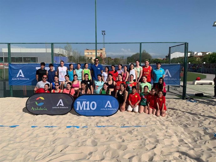 El olímpico Agrián Gavira inculca a los jóvenes granadinos los valores del deporte.