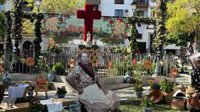 Las cruces de mayo se abren hasta en Granada con un pregón que apoya a Liñán "con bata de cola"