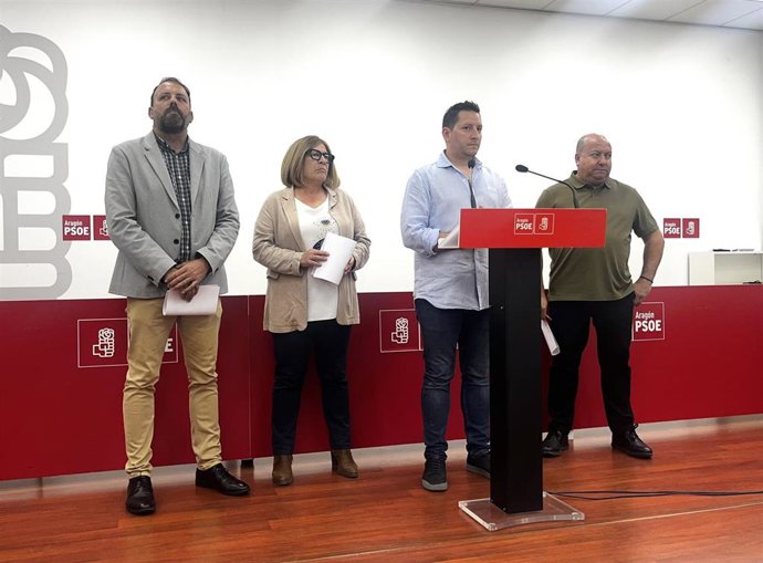 Presidentes comarcales del PSOE, junto al portavoz de la Ejecutiva Regional del PSOE Aragón, Jesús Morales, en la sede del partido en Zaragoza.