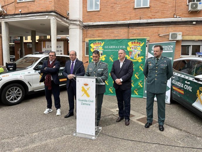Representantes de la Guardia Civil de Zamora, con el presidente de la Diputación de Zamora, Javier Faúndez, y el director general de Caja Rural de Zamora, Cipriano García.
