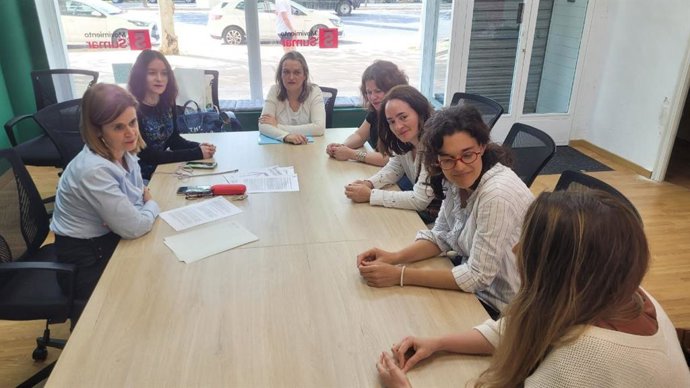 Imagen del encuentro de la diputada del Grupo Por Andalucía y coordinadora de Movimiento Sumar Andalucía, Esperanza Gómez, con  la Asociación Educación Digital Responsable y el movimiento Adolescencia Libre de Móviles.