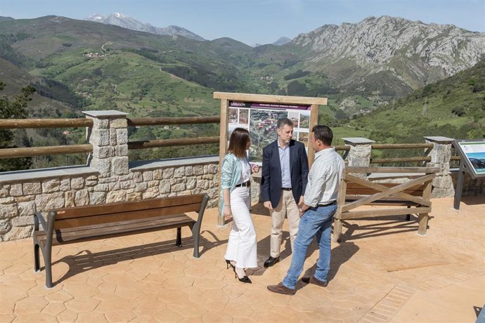 El consejero de Turismo, Luis Martínez Abad, visita el mirador de 'La Píquere' en Lamasón
