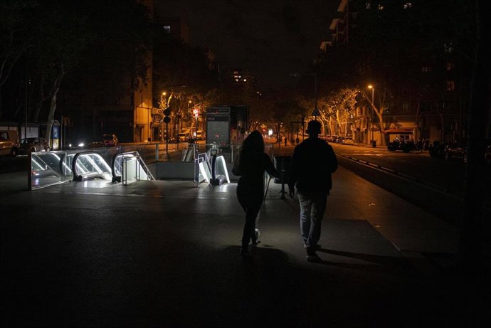 Las calles de la ciudad sin luz durante el apagón, a 28 de abril de 2025, en Barcelona (España). 