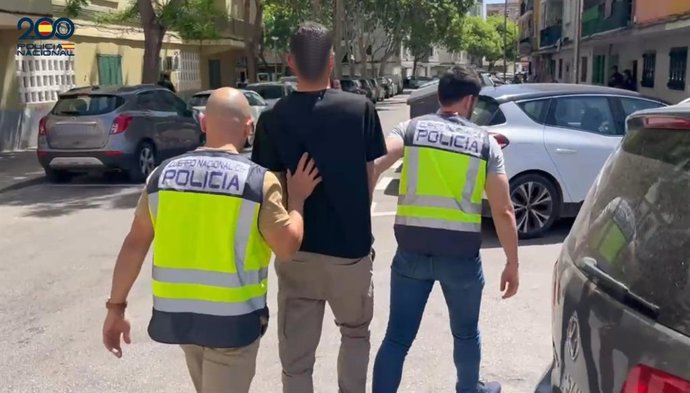 La Policía Nacional detiene a un joven por cuatro robos en locales.