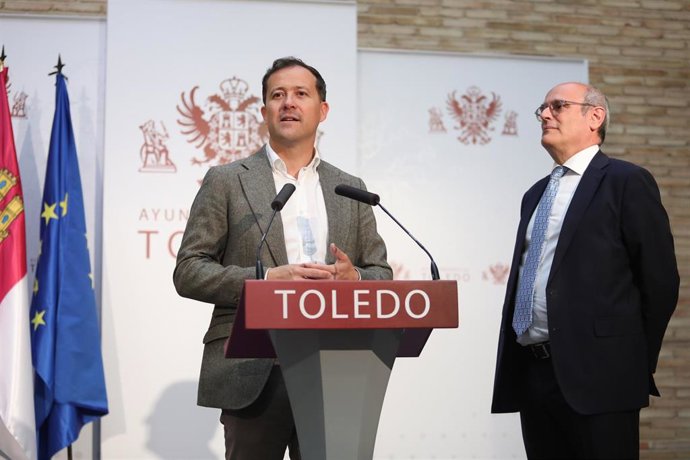 El alcalde de Toledo, Carlos Velázquez, y el concejal de Promoción Económica y Empleo, Juan Marín.