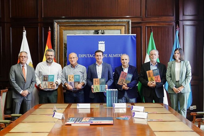 En el centro, el presidente de la Diputación de Almería, Javier Aureliano García, junto con el equipo coordinador de la obra del IEA y la diputada provincial Almudena Morales.