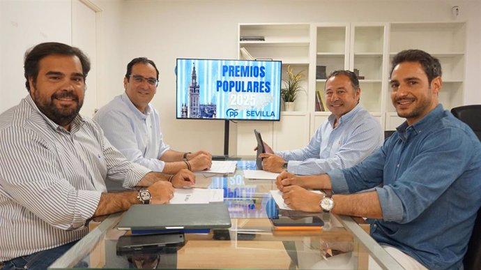 El portavoz del PP en la Diputación y el presidente provincial de la formación, en la presentación de los Premios Populares 2025.