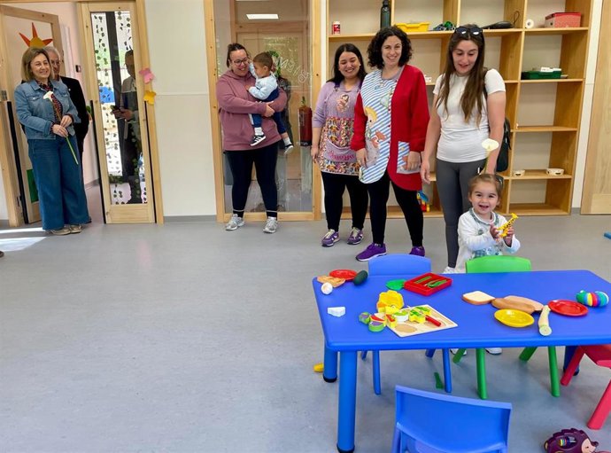 La consejera de Educación, Lydia Espina, a la izquierda