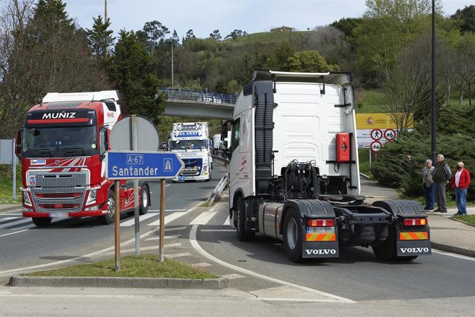 Archivo - Varios camiones en la A-67