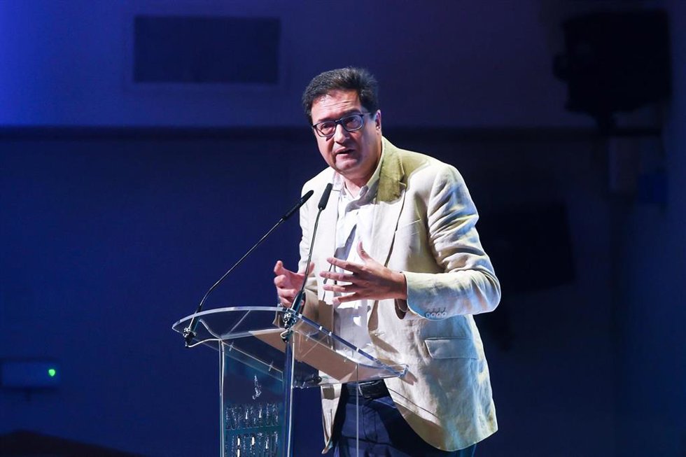 El ministro para la Transformación Digital y de la Función Pública, Óscar López, interviene durante la clausura del acto Conquistas del pasado, derechos del presente, en el Teatro Monumental, a 26 de abril de 2025, en Madrid (España).