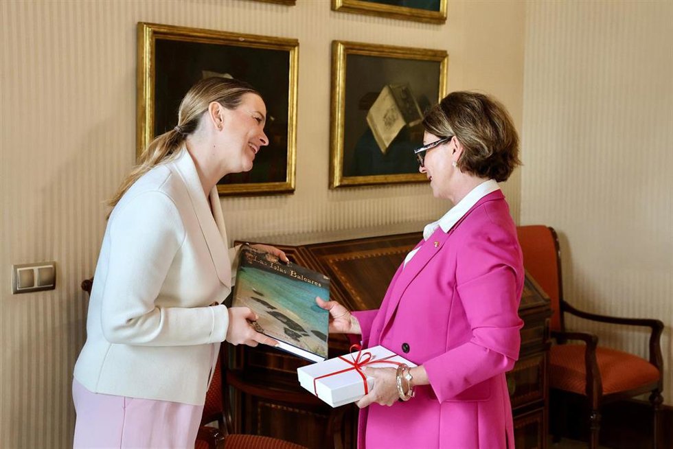 La presidenta del Govern, Marga Prohens, y la embajadora del Principado de Mónaco en España, Catherine Fautrier-Rousseau.