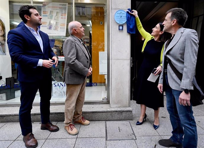 La alcaldesa descubre la placa homenaje a José Estrañi