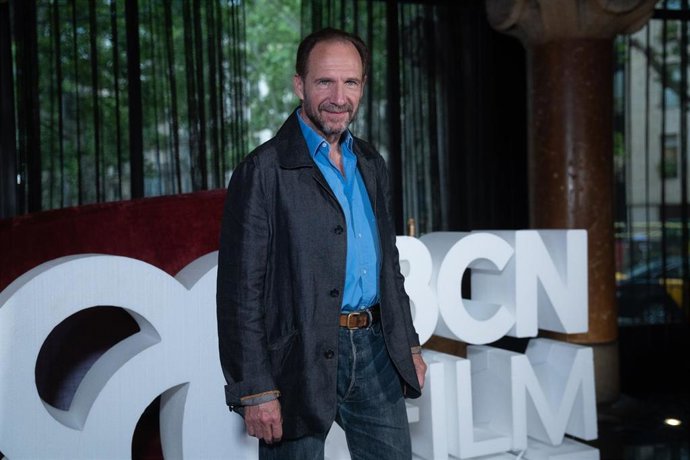 El actor Ralph Fiennes durante el photocall de la película “The Return” en el BCN Film Fest, en los cines Verdi, a 2 de mayo de 2025, en Barcelona
