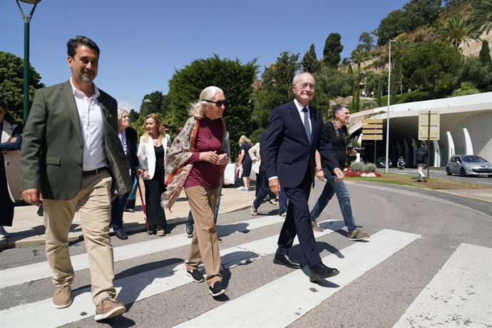 La doctora Jane Goodall (c), junto al alcalde de Málaga, Francisco de la Torre (d),  durante la presentación de la conferencia 'Esperanza en acción'. 
