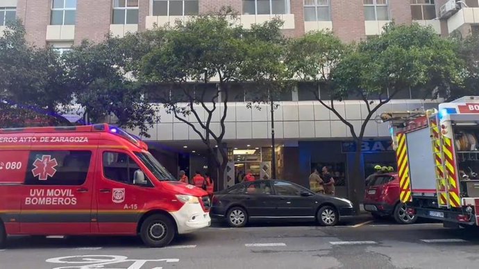 Portal del número 7 de la calle Tomás Bretón de Zaragoza. Allí, en un piso de la quinta planta se ha producido este jueves un incendio en el que ha fallecido una persona de movilidad reducida y otras seis personas han resultado intoxicadas por humo.