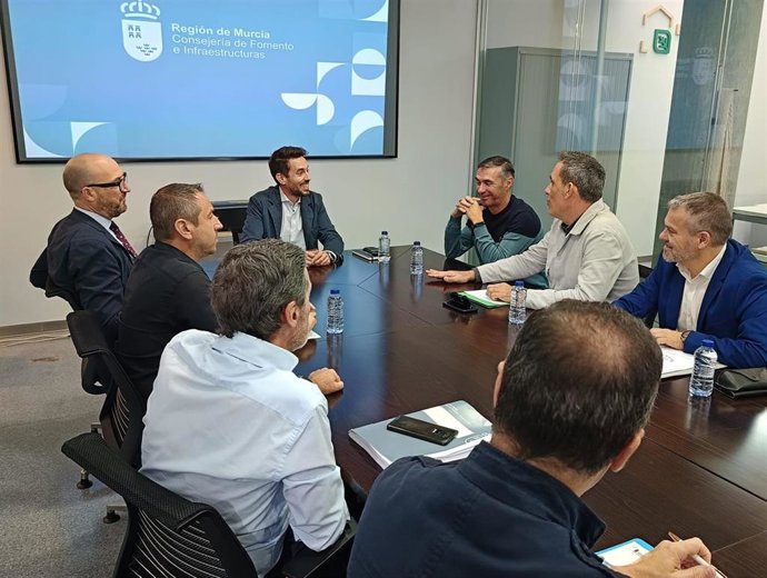 El secretario general de la Consejería de Fomento, José Francisco Lajara, y el director general de Movilidad y Transporte, José Antonio Verdú, durante una reunión con representantes del sector del Taxi de Murcia y Cartagena y del Ayuntamiento de Murcia