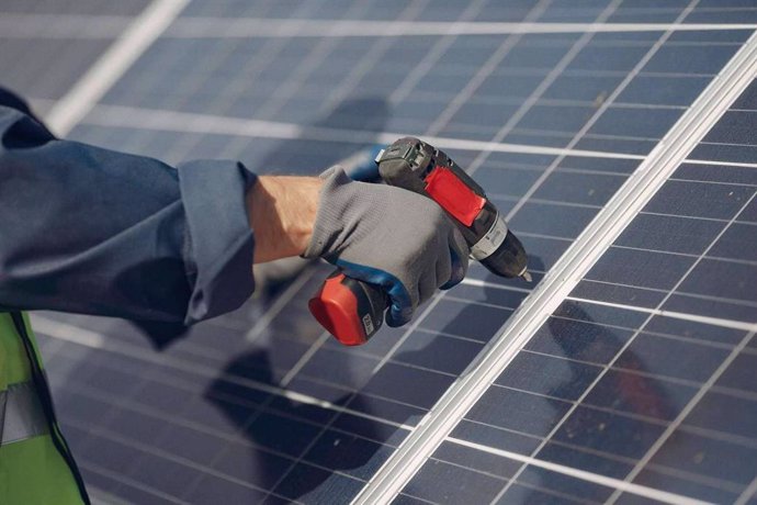 Alromar refuerza la independencia energética con paneles solares y baterías de respaldo.