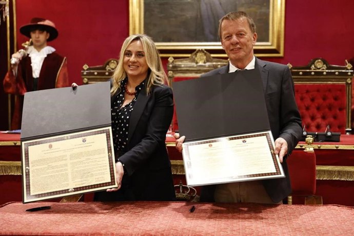 La alcaldesa de Granada, Marifrán Carazo, ha participado en la ratificación por el consistorio del hermanamiento con Remscheid (Alemania)