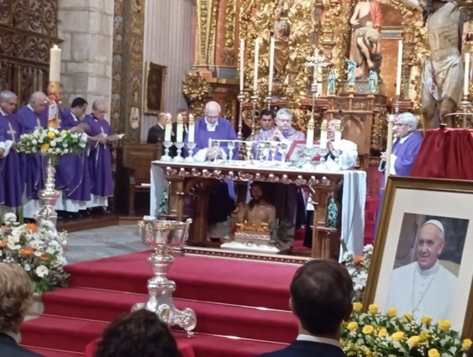 Misa funeral por el Papa Francisco en la Catedral de Badajoz.