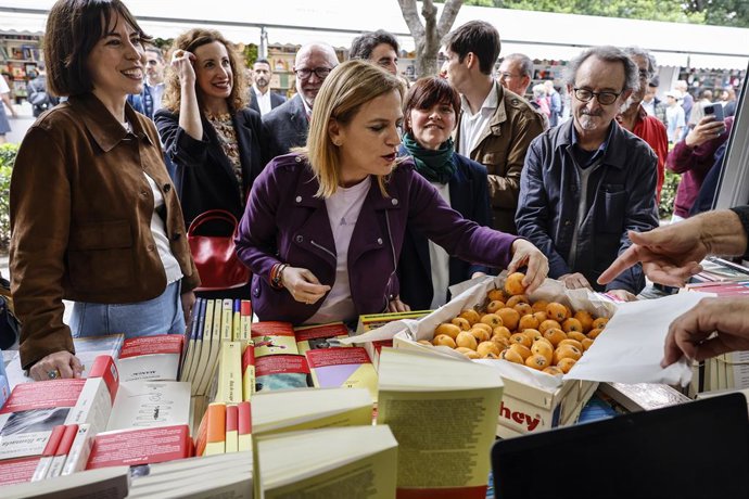 La ministra de Ciencia, Innovación y Universidades, Diana Morant, visita la 60 Fira del Llibre de València, acompañada por la delegada del Gobierno, Pilar Bernabé, en los Jardines de Viveros
