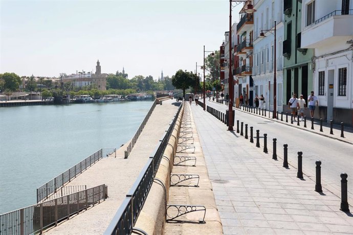 Archivo - Calle Betis en el barrio de Triana de Sevilla, con la Torre del Oro al fondo.