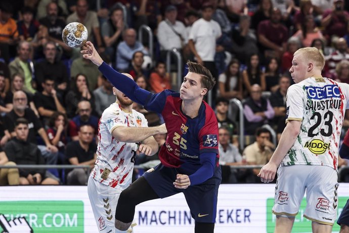 Archivo - Domen Makuc of FC Barcelona in action during the EHF Champions League 2024/25, Group Phase, handball match played between FC Barcelona and SC Magdeburg at Palau Blaugrana on October 24, 2024 in Barcelona, Spain.