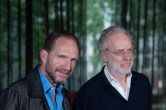 El actor Ralph Fiennes junto al director de cine Uberto Pasolini durante el photocall de la película “The Return” en el BCN Film Fest, a 2 de mayo de 2025, en Barcelona