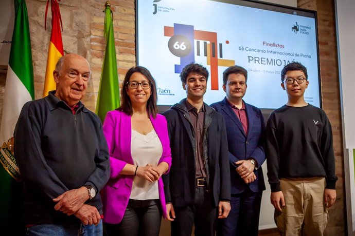 Albert Attenelle, África Colomo y los tres finalistas de la presente edición