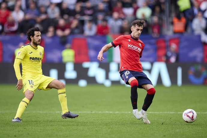 Archivo - Dani Parejo of Villarreal CF competes for the ball with Aimar Oroz of CA Osasuna during the LaLiga EA Sports match between CA Osasuna and Villarreal CF at El Sadar on November 24, 2024, in Pamplona, Spain.