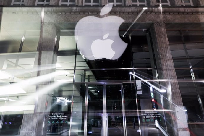 Archivo - FILED - 01 May 2023, Hamburg: The logo of the US technology company Apple is seen at night at the Apple Store Jungfernstieg in the city center. Photo: Christian Charisius/dpa