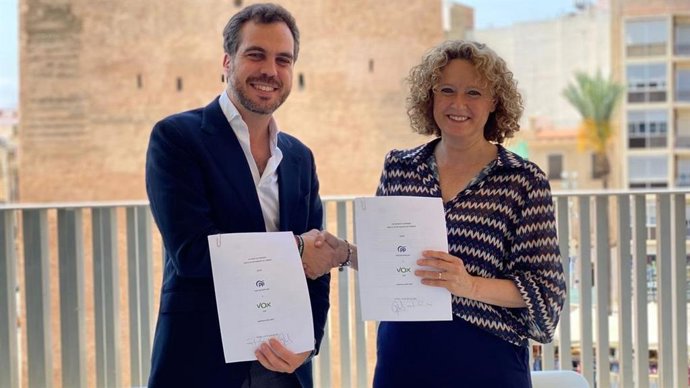 El portaveu de Vox a Torrent, Guillermo Alonso, junt amb l'alcaldessa, Amparo Folgado