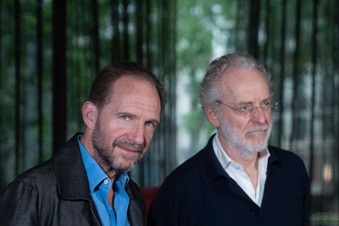 O ator Ralph Fiennes com o diretor de cinema Uberto Pasolini durante a sessão de fotos do filme "The Return" no BCN Film Fest, nos cinemas Verdi, em 2 de maio de 2025, em Barcelona, Catalunha (Espanha). O Festival Internacional de Cinema de Barcelona