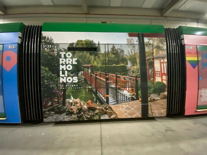 Imágenes promocionales en vinilos en el metro de Málaga con las que Torremolinos llama la atención sobre las posibilidades de turismo familiar, deportivo y de proximidad en la ciudad costasoleña.