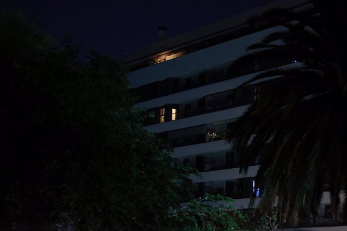 Calles a oscuras durante el apagón eléctrico generalizado en el barrio de Sevilla Este.