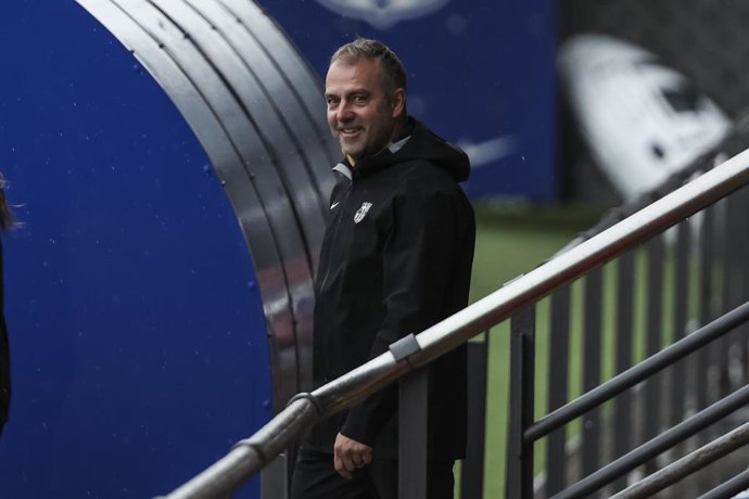 Hansi Flick, técnico durante o dia de treinamento do FC Barcelona antes da partida de futebol contra o Real Valladolid pela Liga Espanhola, La Liga EA Sports, na Ciudad Esportiva Joan Gamper, em 02 de maio de 2025, em Sant Joan Despi, Barcelona, Espanha.