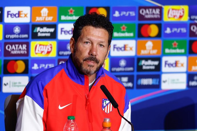 Archivo - Diego Pablo Simeone, técnico do Atlético de Madri, participa de sua coletiva de imprensa antes da partida de futebol da Liga dos Campeões da UEFA contra o Real Madrid CF, no Riyadh Air Metropolitano, em 3 de março de 2025, em Madri, Espanha.
